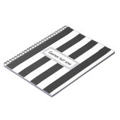 灰色および白の縦型ストライプJournalノートブック ノートブック (左側)