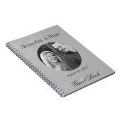 灰色および白人の結婚式のゲストは署名します ノートブック (右側)