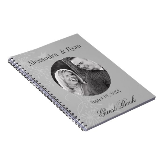 灰色および白人の結婚式のゲストは署名します ノートブック (右側)