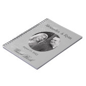 灰色および白人の結婚式のゲストは署名します ノートブック (左側)