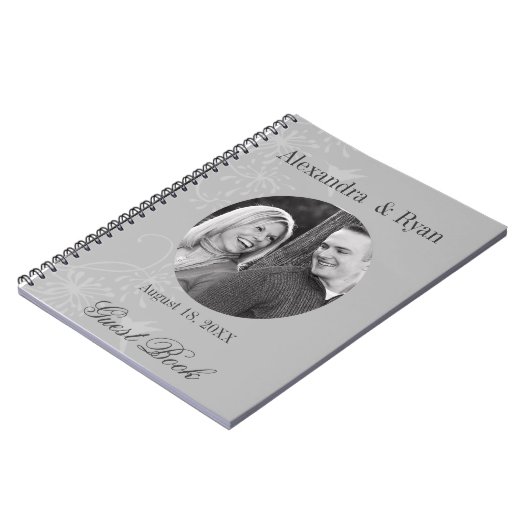 灰色および白人の結婚式のゲストは署名します ノートブック (左側)