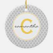 灰色および黄色のクローバーのモノグラム セラミックオーナメント (裏面)