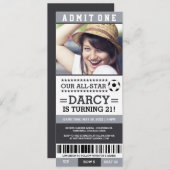 灰色および黒いサッカーのチケットの誕生日の招待 招待状 (正面/裏面)