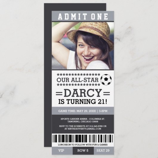 灰色および黒いサッカーのチケットの誕生日の招待 招待状 (正面/裏面)