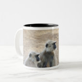 灰色か公有地またはHanumanのヤセザル(Semnopithecus) ツートーンマグカップ (正面左)