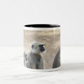 灰色か公有地またはHanumanのヤセザル(Semnopithecus) ツートーンマグカップ (中央)