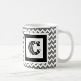 灰色か白いシェブロンのシマウマのプリントの手紙"C" コーヒーマグカップ