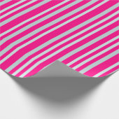 灰色がかった灰色の緑ストライプの線のかわいらしピンク ラッピングペーパー (角)