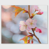 灰色がかった背景に対するピンクの桜 ラッピングペーパー (フラット)
