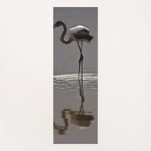 灰色で反射した若いフラミンゴ ヨガマット (正面)