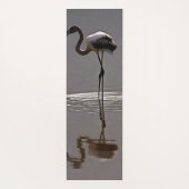 灰色で反射した若いフラミンゴ ヨガマット (裏面)