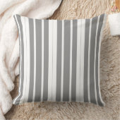 灰色と白のストライプ クッション (ブランケット)