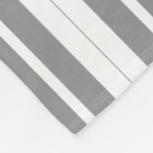 灰色と白のストライプ フリースブランケット (角)