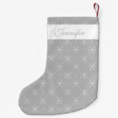 灰色と白の雪片と名前をカスタムする スモールクリスマスストッキング (裏面)