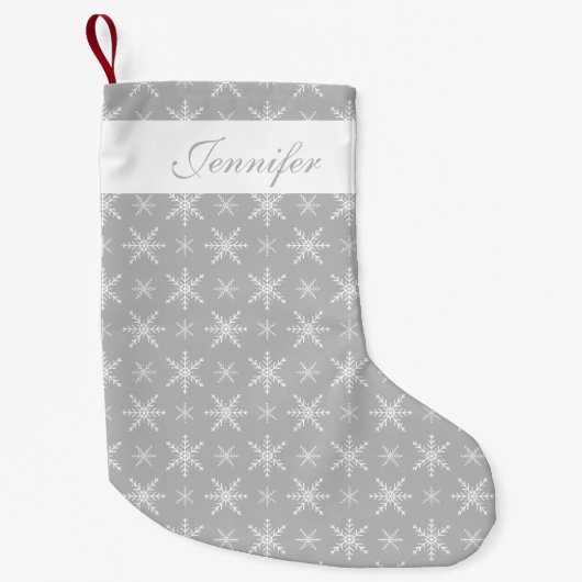 灰色と白の雪片と名前をカスタムする スモールクリスマスストッキング (正面)