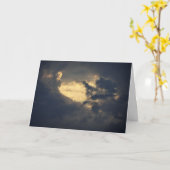 灰色と白の雲の背景 カード (黄色い花)