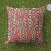 灰色と赤パターン(の模様が)ある色 アウトドアクッション (芝生)