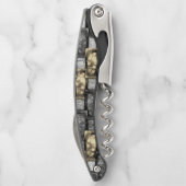 灰色と金色の染み、長方形の破片を彫った ソムリエナイフ (裏面)