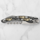 灰色と金色の染み、長方形の破片を彫った ソムリエナイフ (裏面)