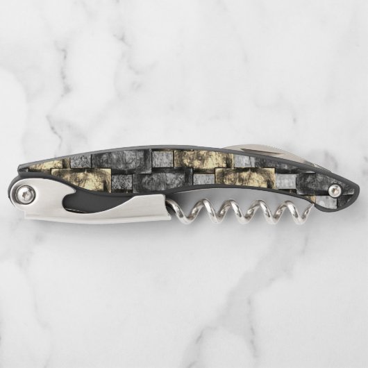 灰色と金色の染み、長方形の破片を彫った ソムリエナイフ (正面)