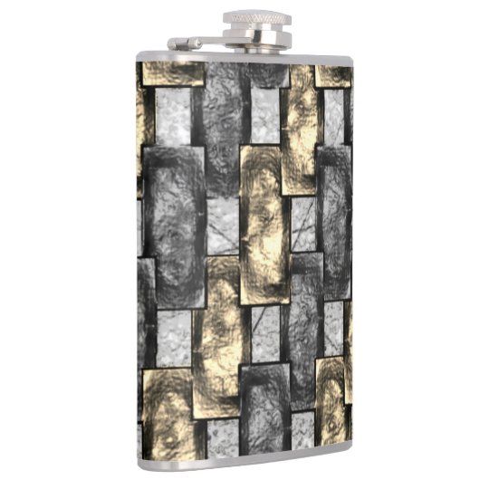 灰色と金色の染み、長方形の破片を彫った フラスク (右)