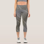 灰色と黒のスモキーモノクロストライプのシック カプリレギンス (正面)