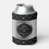 灰色と黒の幾何学模様 – 25周年記念 缶クーラー (缶正面)