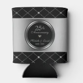 灰色と黒の幾何学模様 – 25周年記念 缶クーラー (裏面)