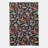 灰色に風変わり刻まれたサンゴの組織に赤く染まった キッチンタオル (縦)