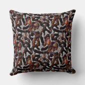 灰色に風変わり刻まれたサンゴの組織に赤く染まった クッション (裏面)