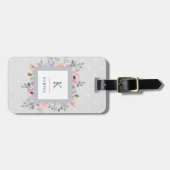 灰色のかわいらしいピンクの水彩画の花柄そしてモノグラム ラゲッジタグ (正面横)