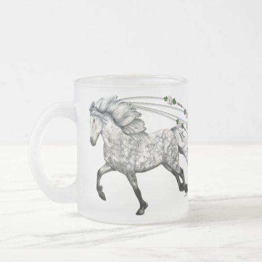 灰色のアイスランドの牝馬の駈歩 フロストグラスマグカップ (左)