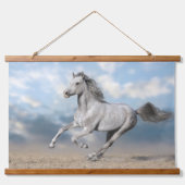灰色のアラビア馬が砂地を駆け抜ける 吊り下げ型タペストリー (正面)