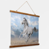 灰色のアラビア馬が砂地を駆け抜ける 吊り下げ型タペストリー (傾斜あり)