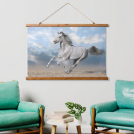 灰色のアラビア馬が砂地を駆け抜ける 吊り下げ型タペストリー