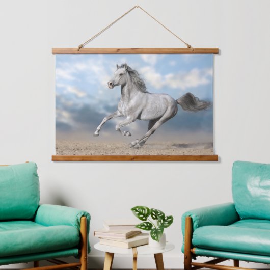 灰色のアラビア馬が砂地を駆け抜ける 吊り下げ型タペストリー (リビング)