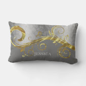 灰色のエレガント背景を持つ金ゴールドと銀の渦巻き ランバークッション (裏面)