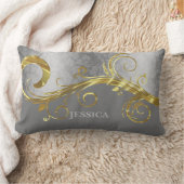 灰色のエレガント背景を持つ金ゴールドと銀の渦巻き ランバークッション (ブランケット)