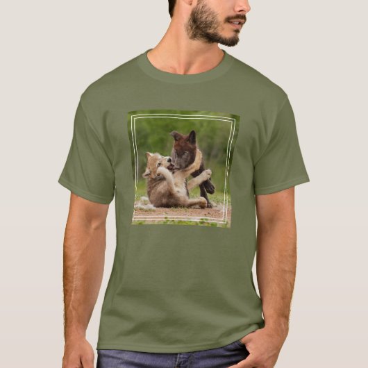 灰色のオオカミの子犬のレスリング Tシャツ (正面)