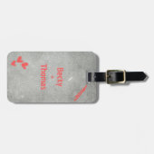 灰色のコンクリートに赤い落書き、その名はあなたの… ラゲッジタグ (正面横)