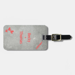 灰色のコンクリートに赤い落書き、その名はあなたの… ラゲッジタグ