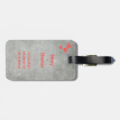 灰色のコンクリートに赤い落書き、その名はあなたの… ラゲッジタグ (裏面横)