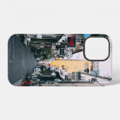 灰色のコンクリート建造物の間の通り iPhoneケース (裏面横)