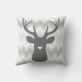 灰色のシェブロンのハートの鼻のシカ クッション (裏面)