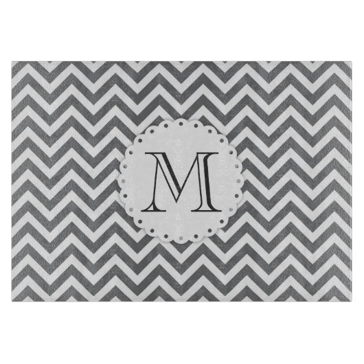 灰色のシェブロンのモノグラムのまな板 カッティングボード (正面)