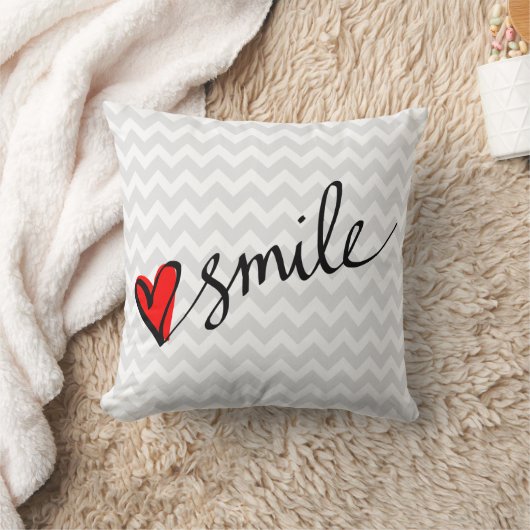 灰色のシェブロンパターンスマイルのかわいい赤いハート クッション (ブランケット)