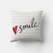 灰色のシェブロンパターンスマイルのかわいい赤いハート クッション (裏面)