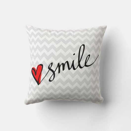 灰色のシェブロンパターンスマイルのかわいい赤いハート クッション (裏面)
