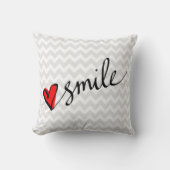 灰色のシェブロンパターンスマイルのかわいい赤いハート クッション (正面)