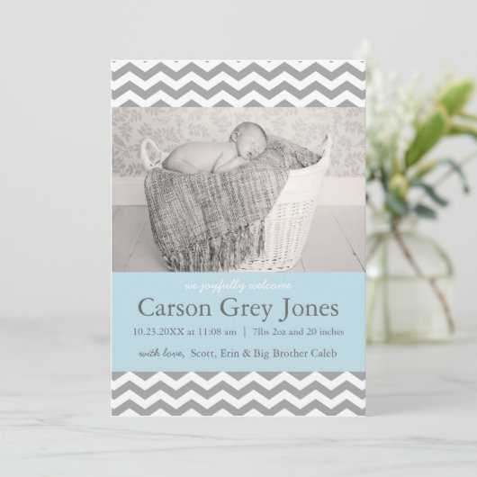 灰色のシェブロン|の男の赤ちゃんの誕生の発表 案内状 (スタンド正面)